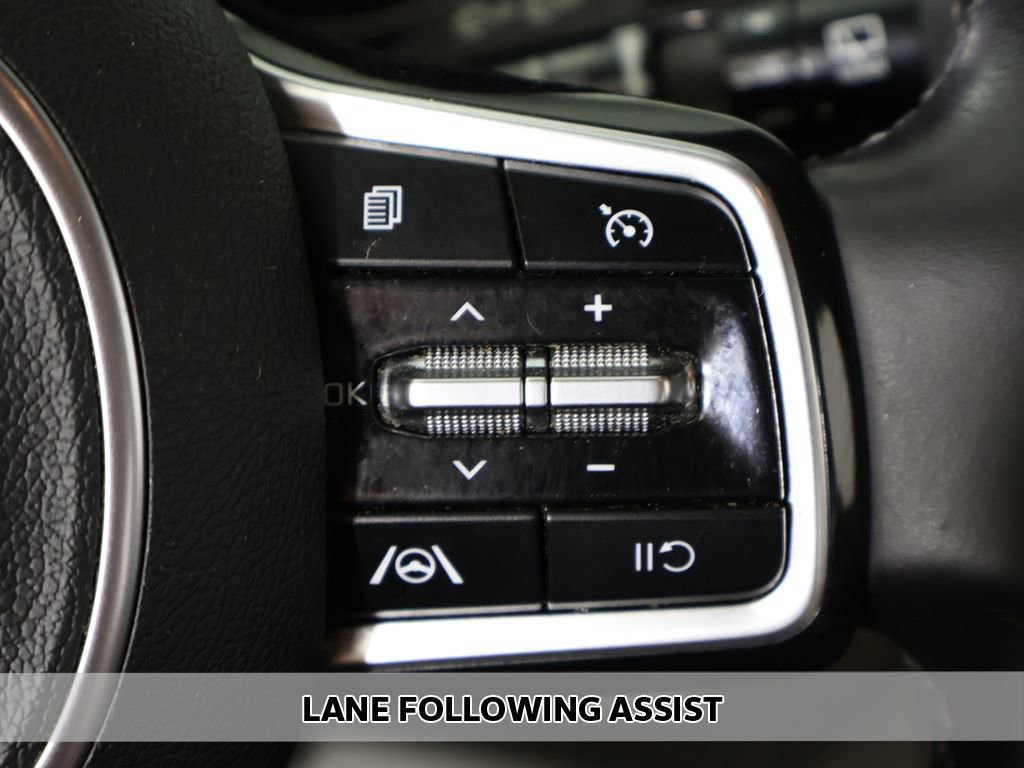 Used 2023 Kia Carnival LX image 3