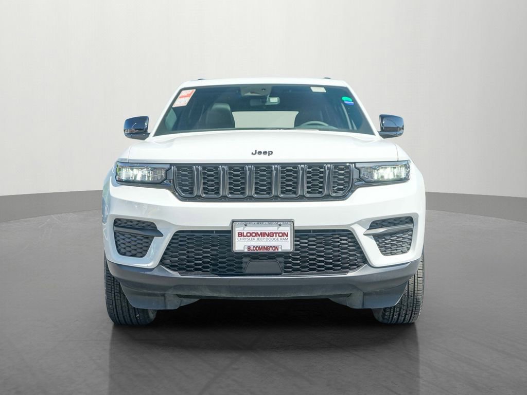 Used 2024 Jeep Grand Cherokee Altitude AWD/4WD image 2