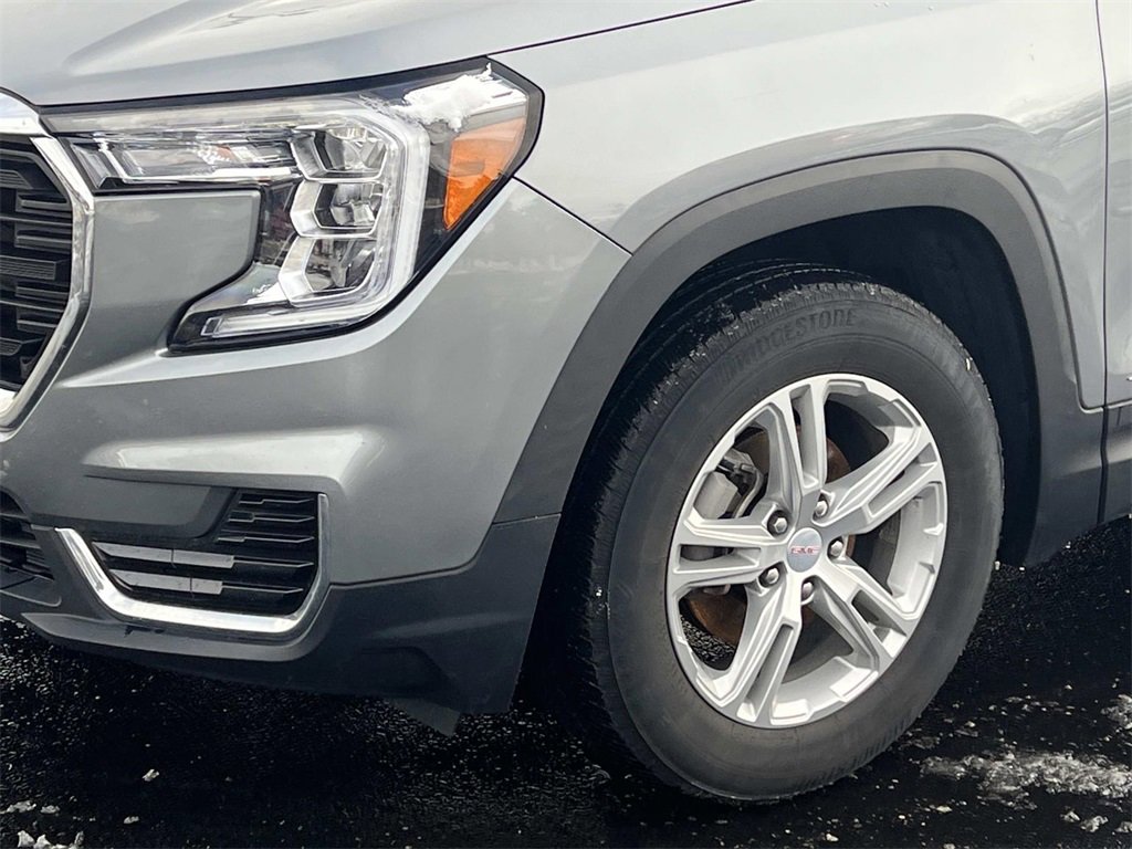 Used 2023 GMC Terrain SLE w/ Driver Convenience Package image 5