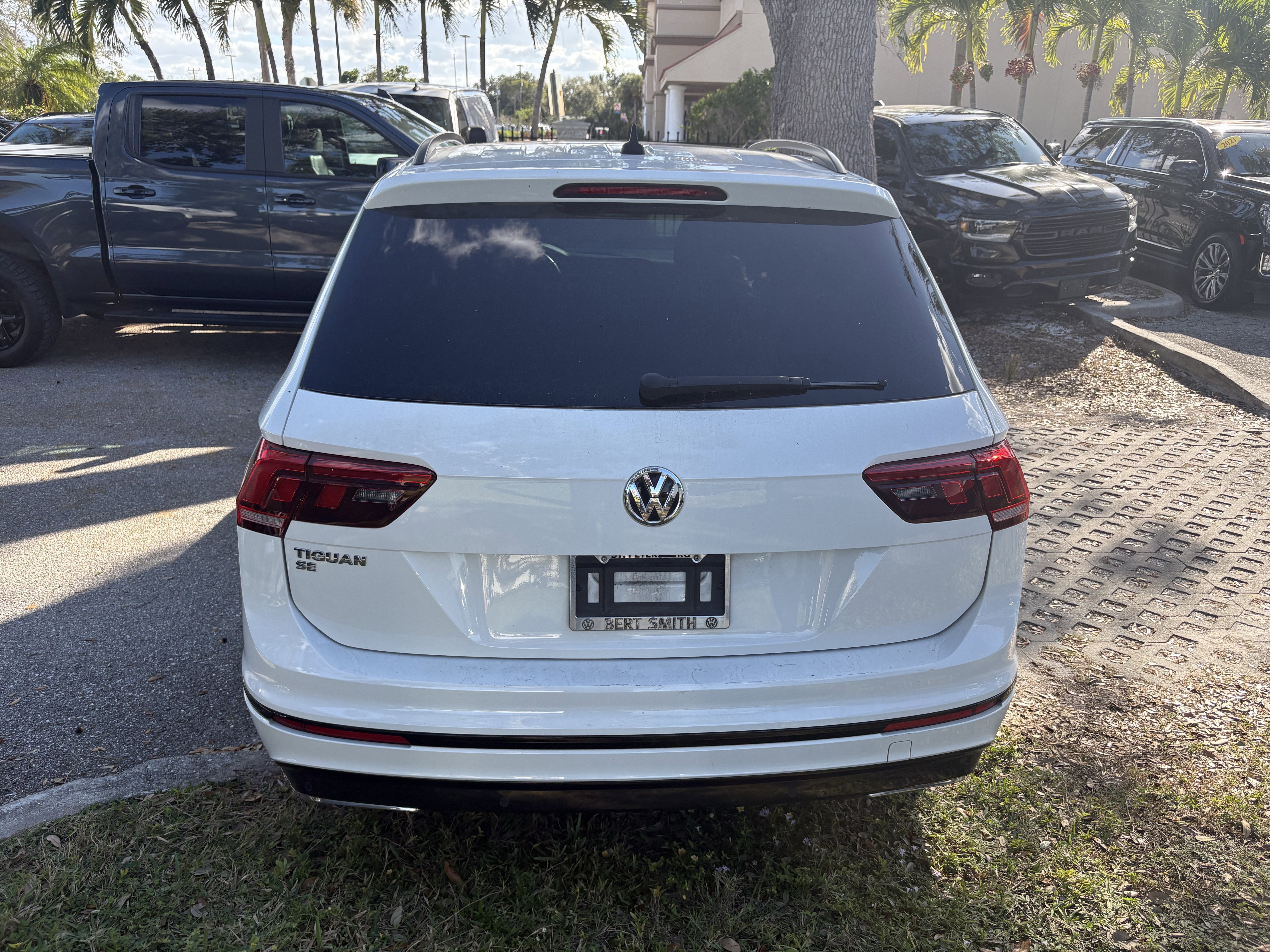 Used 2020 Volkswagen Tiguan SE R-Line image 6