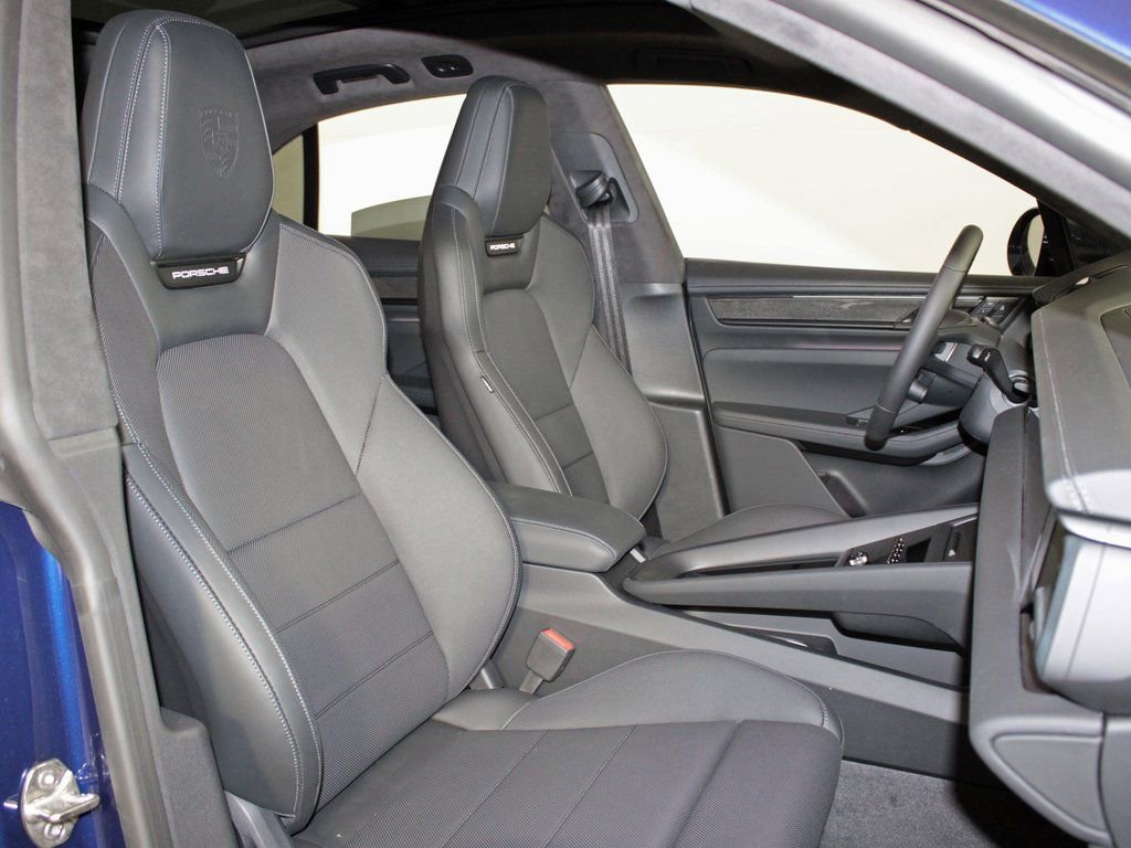 Certified 2025 Porsche Macan Turbo Electric AWD/4WD image 38