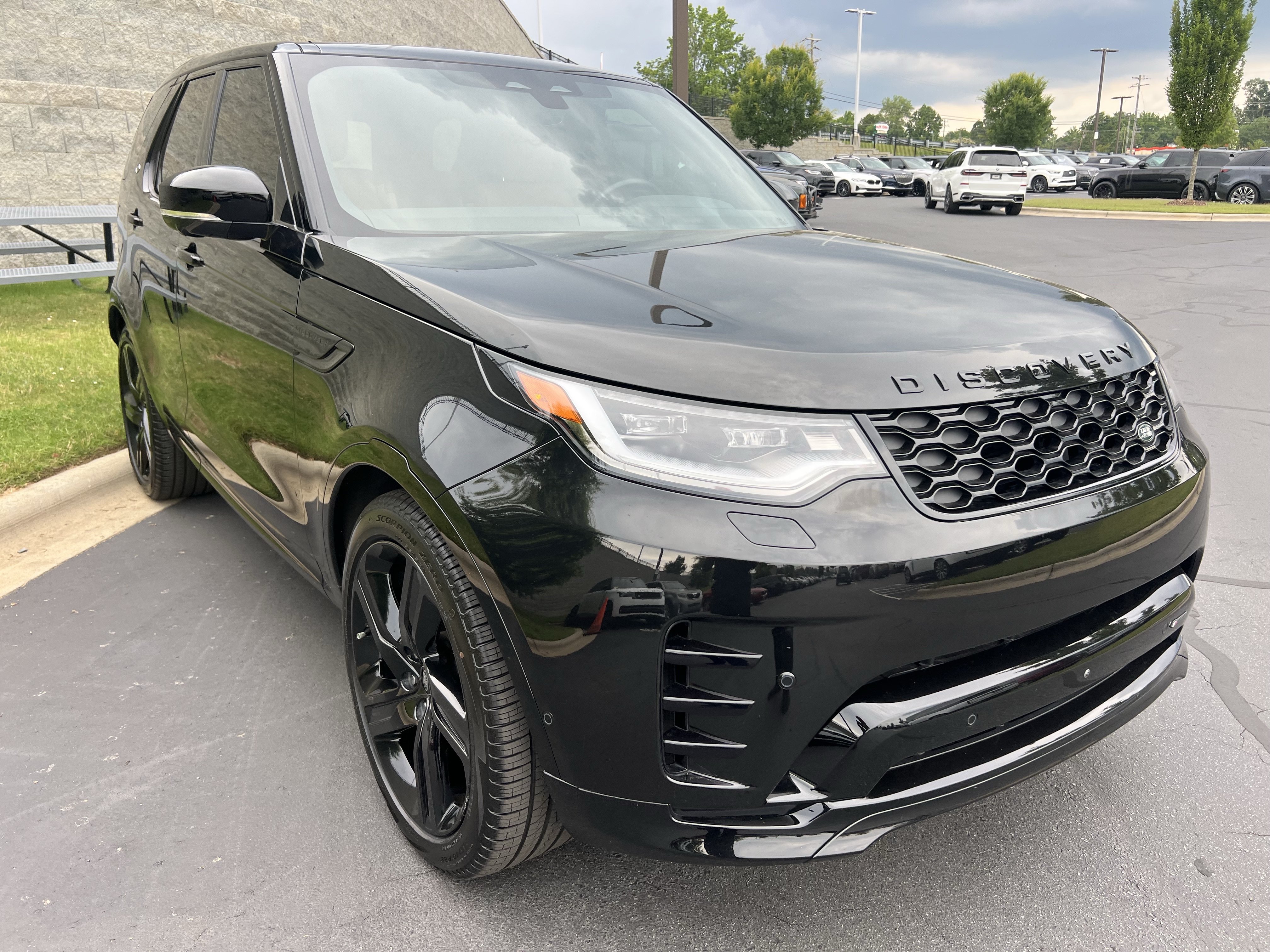 Certified 2023 Land Rover Discovery HSE R-Dynamic AWD/4WD image 9