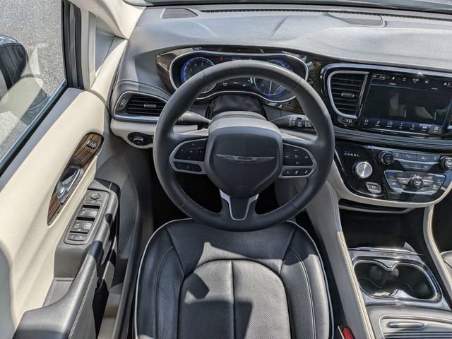 Used 2023 Chrysler Pacifica Limited FWD image 17