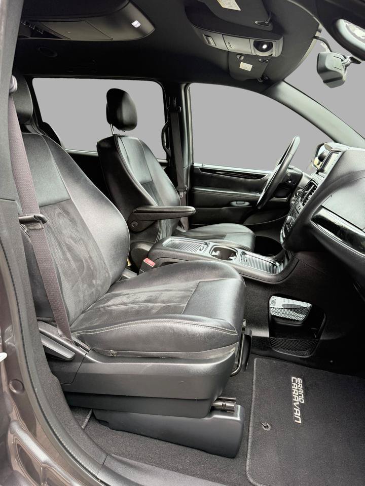 Used 2017 Dodge Grand Caravan SXT w/ Driver Convenience Group FWD image 14