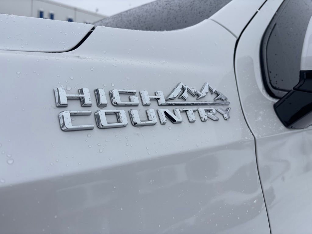 Used 2025 Chevrolet Suburban High Country image 9