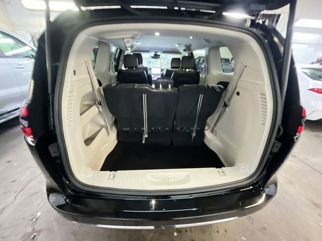 Used 2024 Chrysler Pacifica Touring-L FWD image 23
