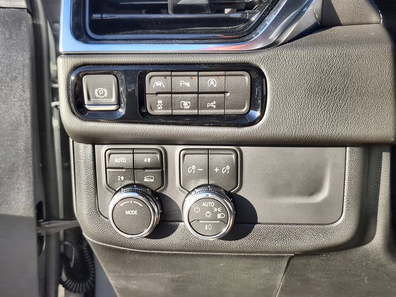 Used 2026 GMC Yukon XL Denali w/ Sun & Power Step Package AWD/4WD image 18