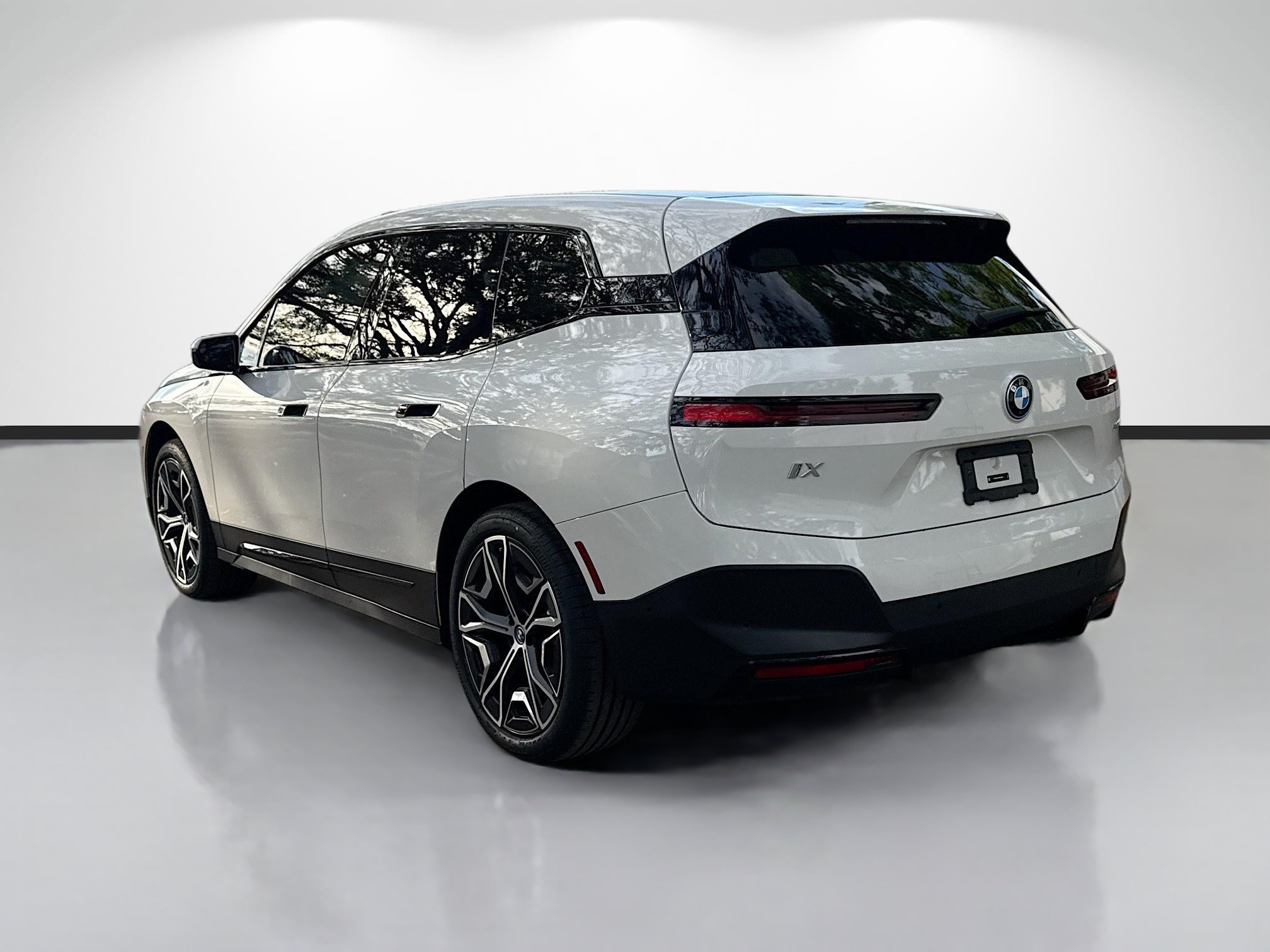 Used 2024 BMW iX xDrive50 AWD/4WD image 5