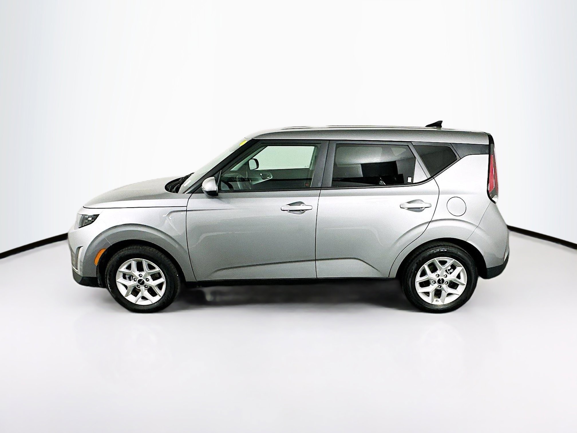 Used 2025 Kia Soul LX w/ LX Technology Package FWD image 4