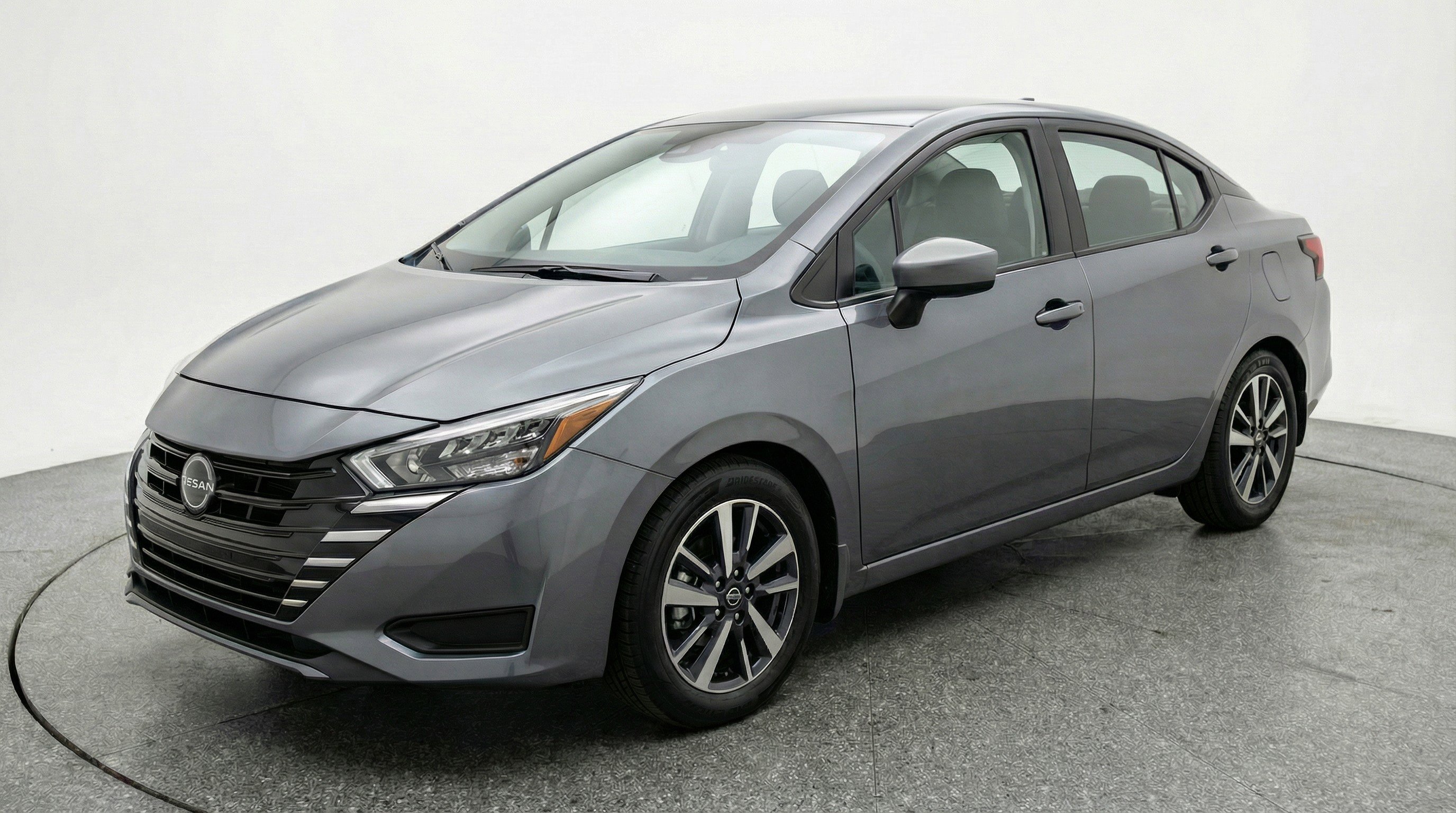 Used 2025 Nissan Versa SV image 3