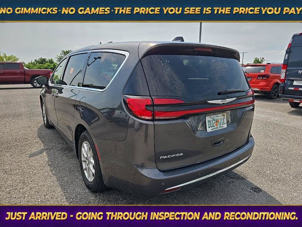 Used 2023 Chrysler Pacifica Touring-L FWD image 5