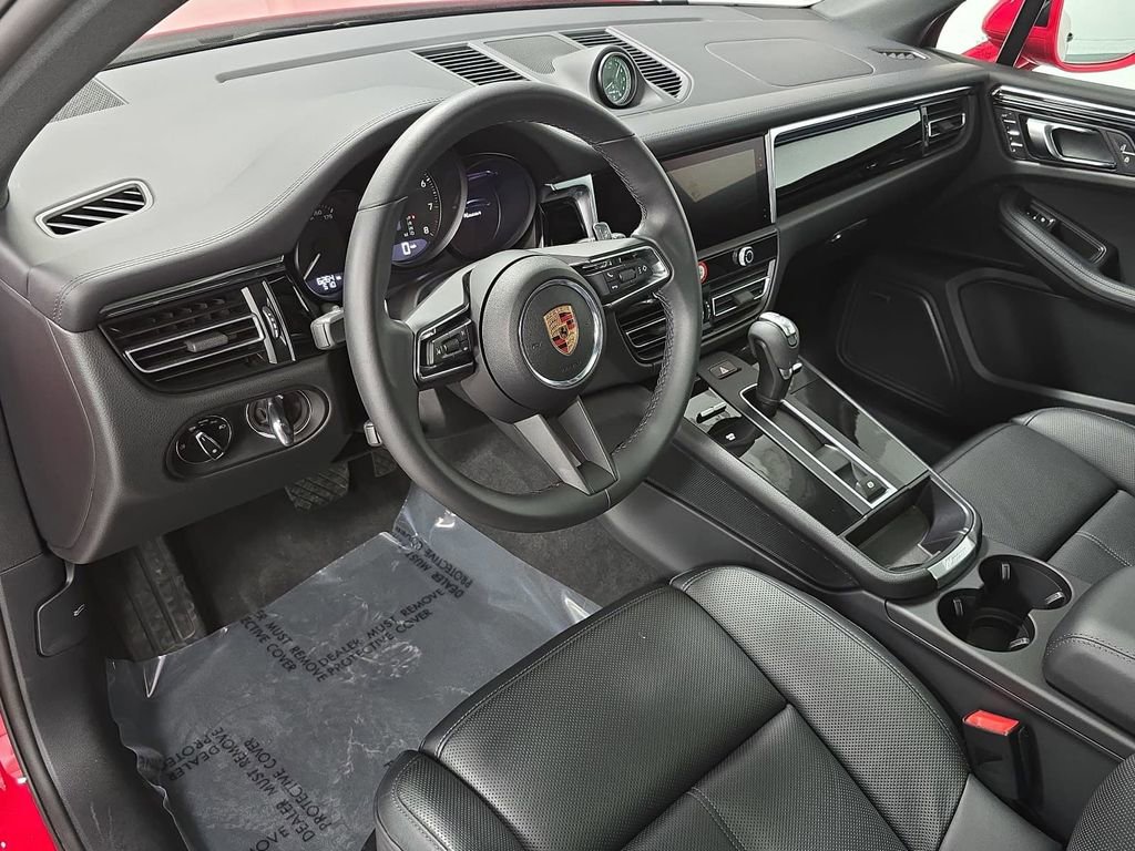 Used 2025 Porsche Macan AWD/4WD image 4