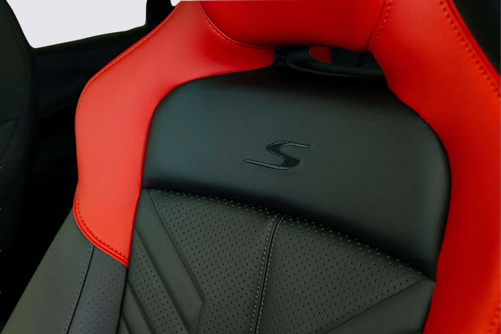 New 2026 Aston Martin DBX S image 20