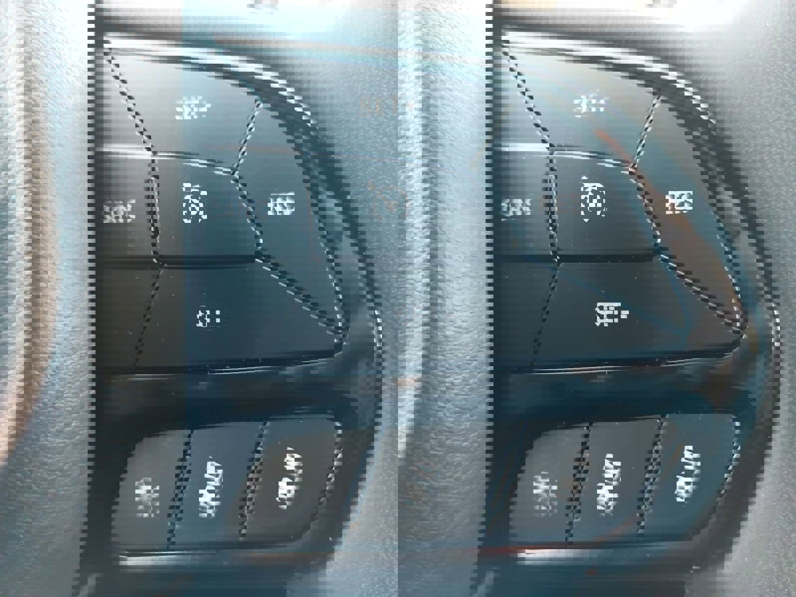 Used 2025 Chrysler Pacifica Limited image 18