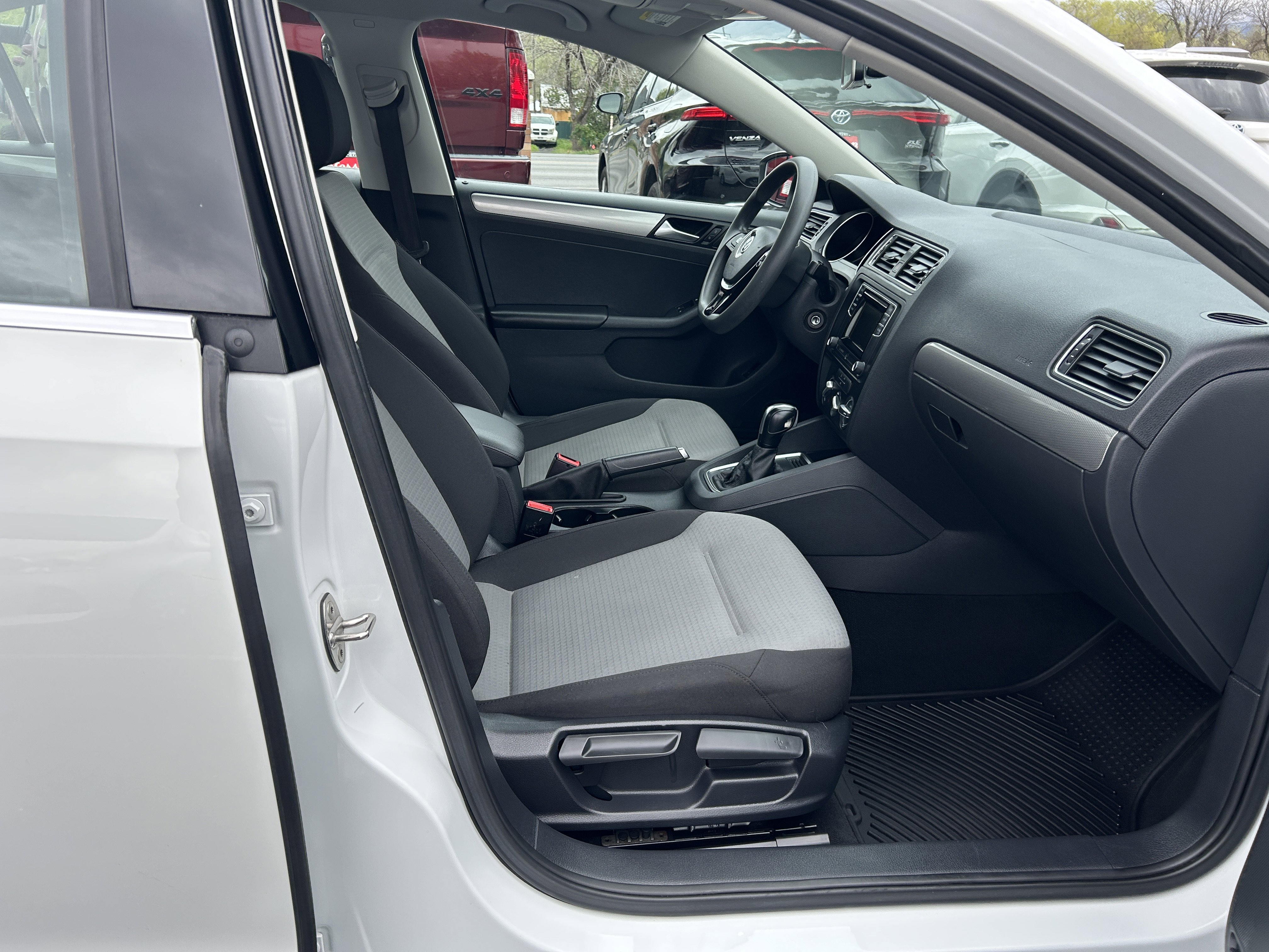 Used 2017 Volkswagen Jetta S image 10