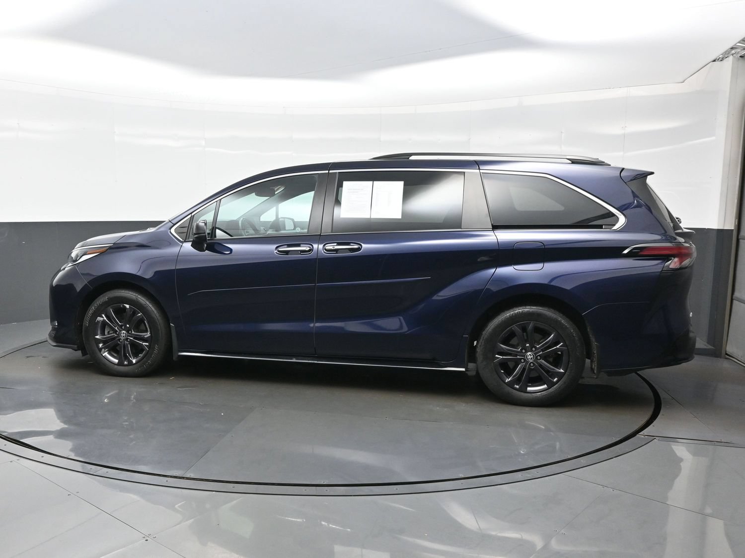 Used 2024 Toyota Sienna XSE AWD/4WD image 3