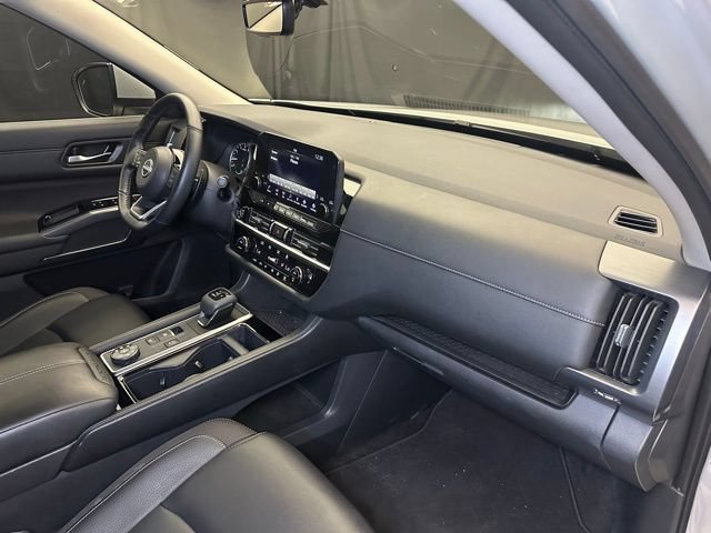 Used 2023 Nissan Pathfinder SL AWD/4WD image 17