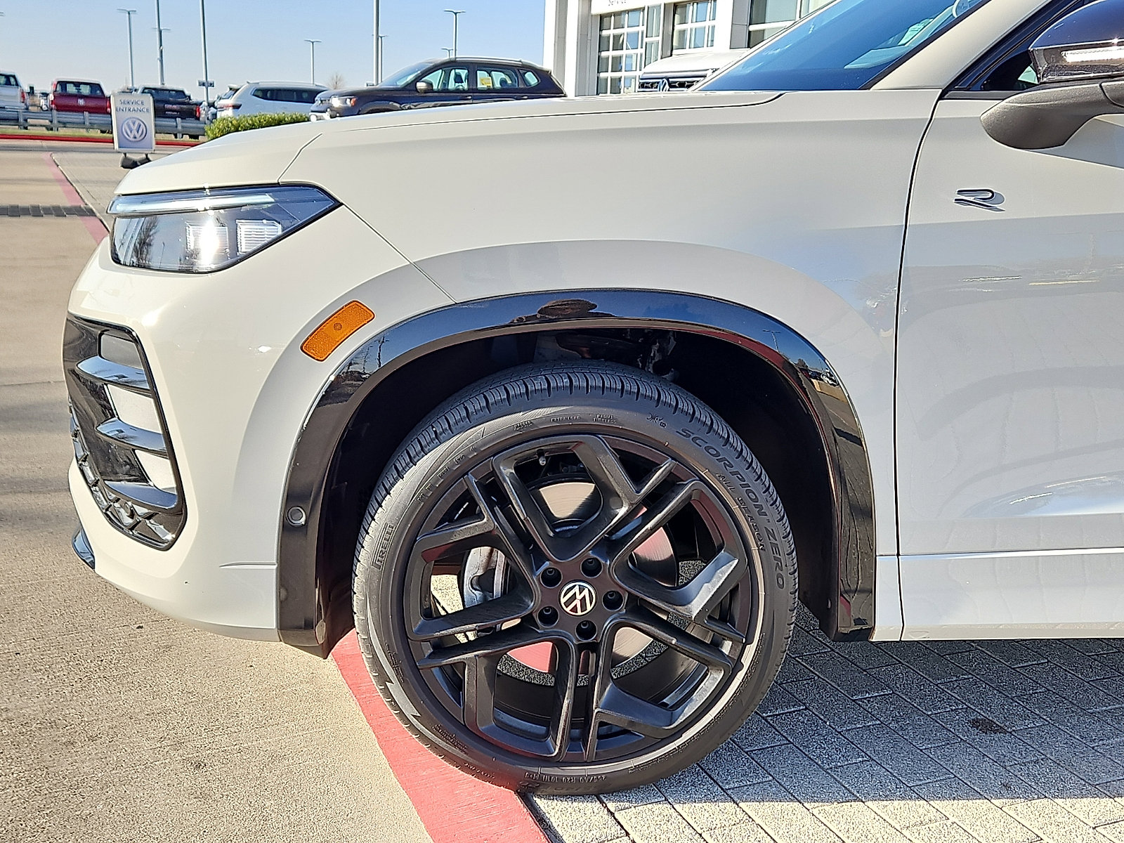 Certified 2025 Volkswagen Tiguan SE R-Line image 5