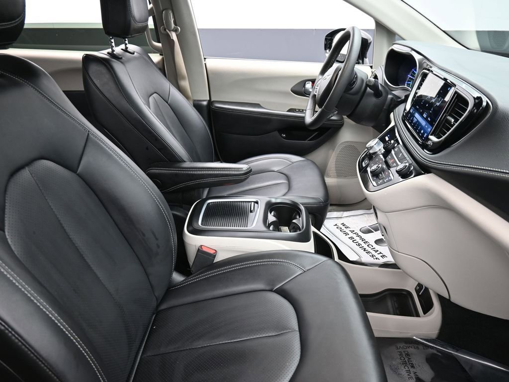 Certified 2024 Chrysler Pacifica Select image 17