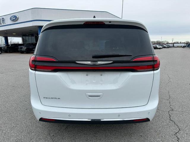 Used 2024 Chrysler Pacifica Touring-L image 4