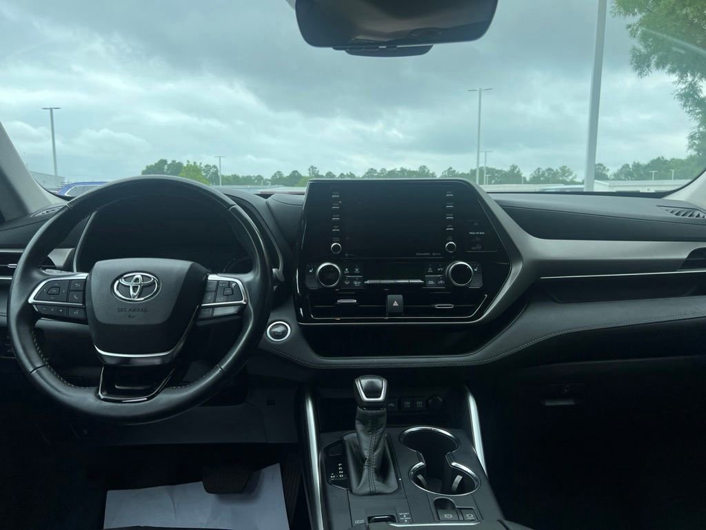 Used 2020 Toyota Highlander XLE FWD image 17