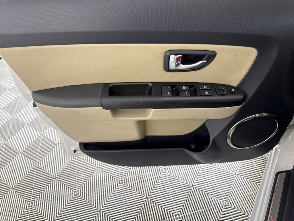 Used 2013 Kia Soul ! w/ Premium Pkg image 11