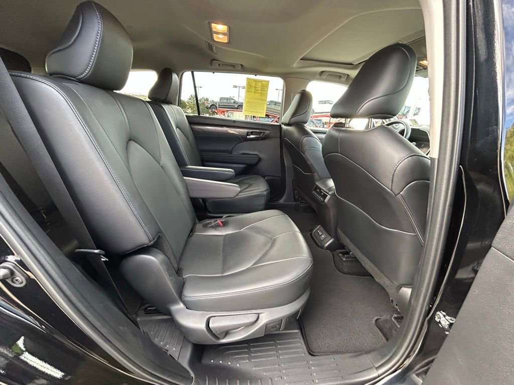 Used 2024 Toyota Highlander Limited AWD/4WD image 30