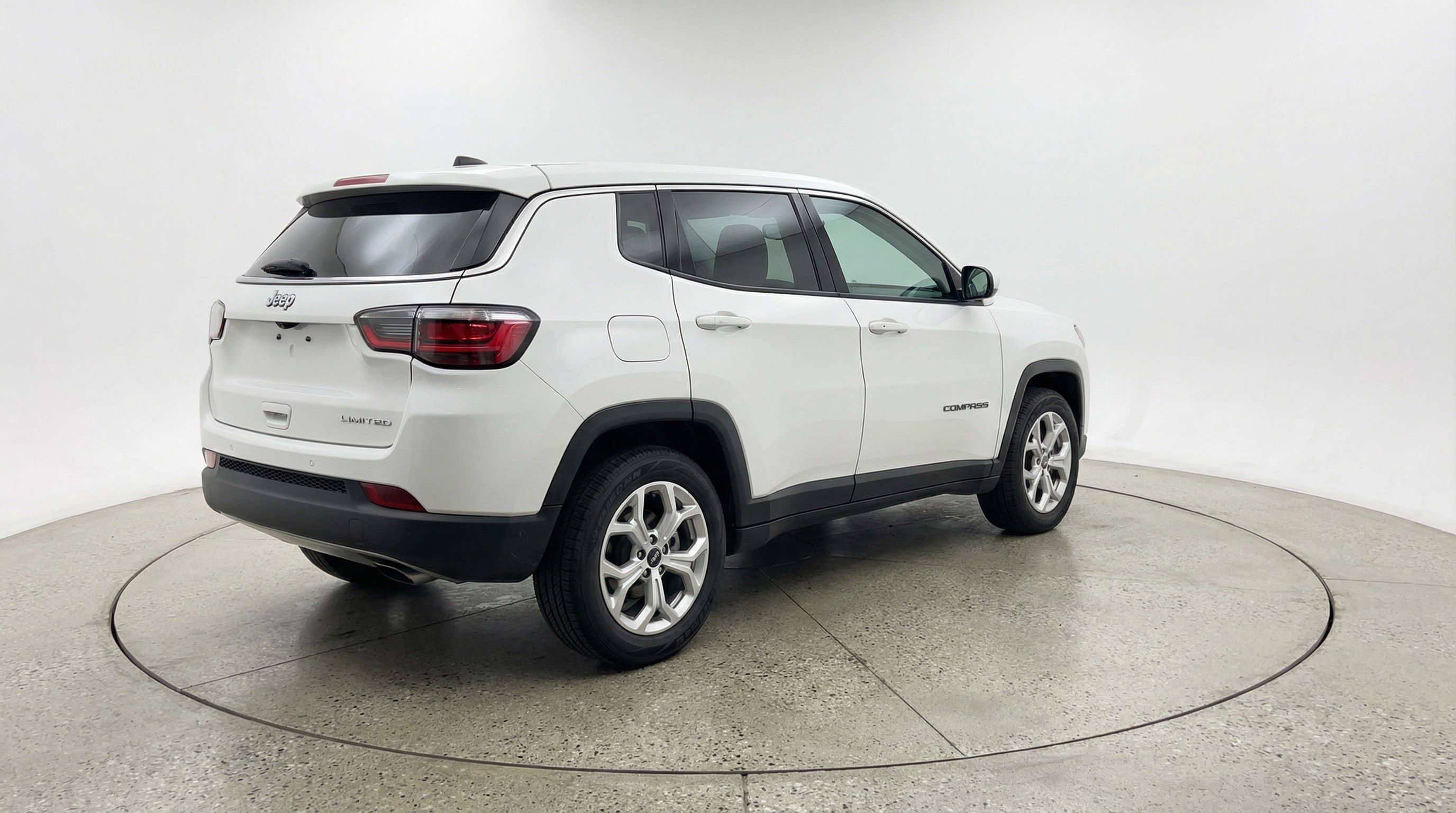 Used 2025 Jeep Compass Latitude AWD/4WD image 9