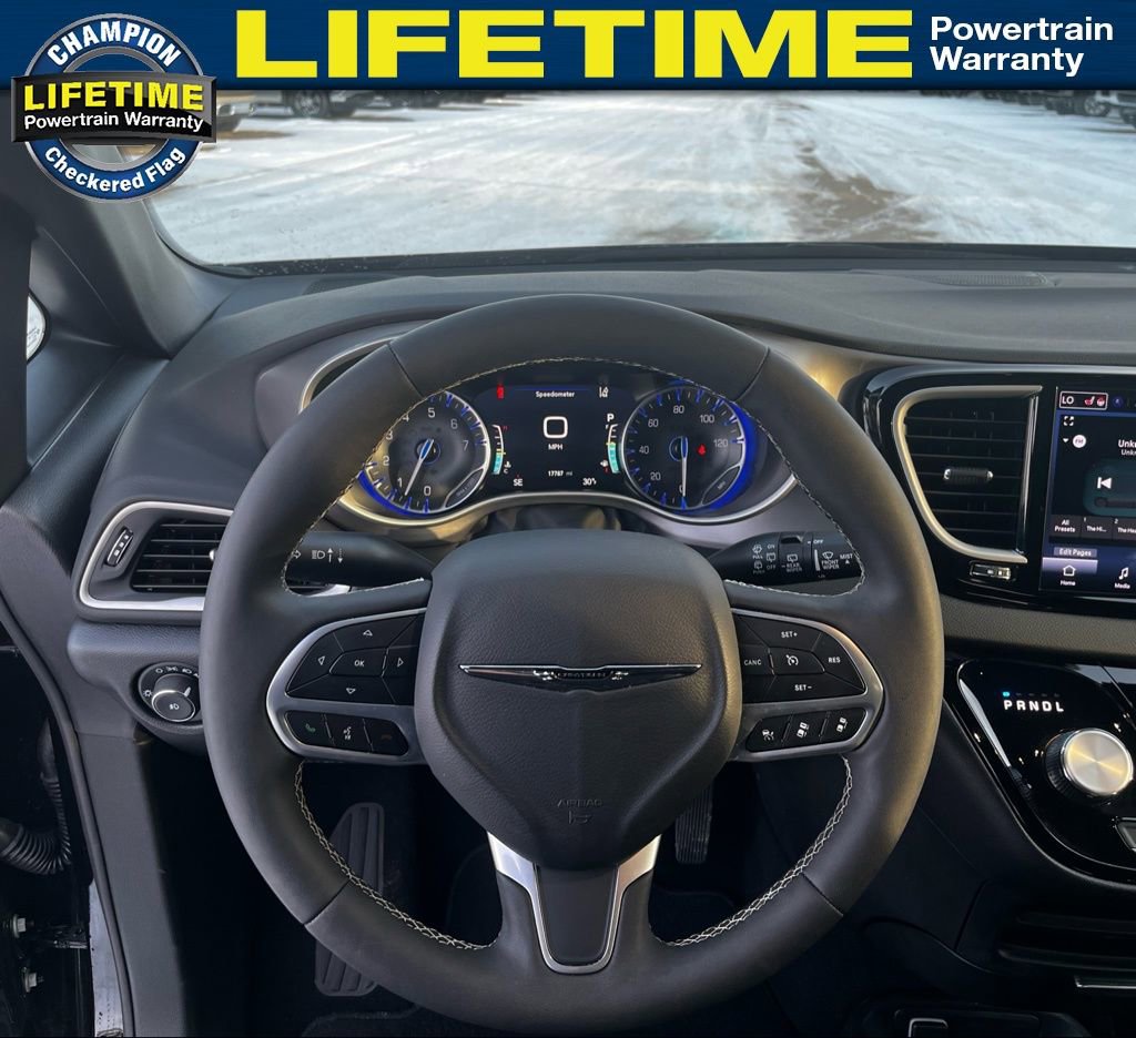 Used 2025 Chrysler Pacifica Select image 21