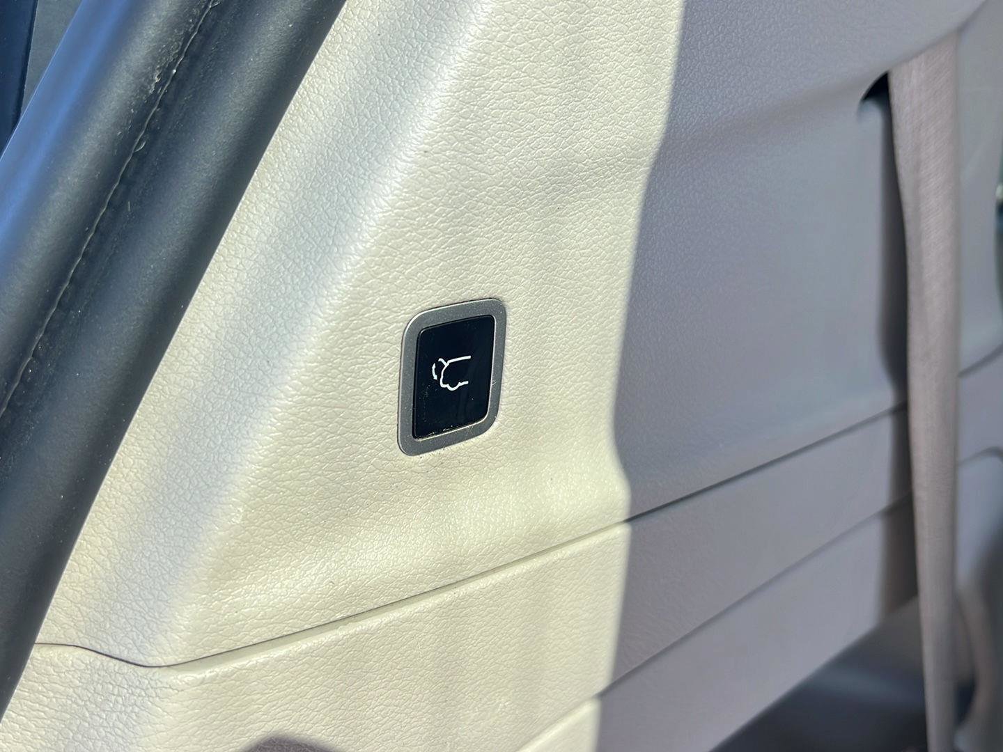 Used 2023 Chrysler Pacifica Touring-L image 32