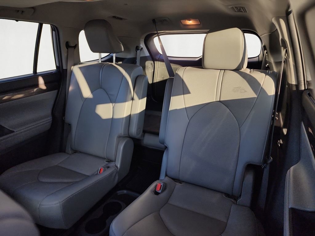 Used 2021 Toyota Highlander Limited image 13