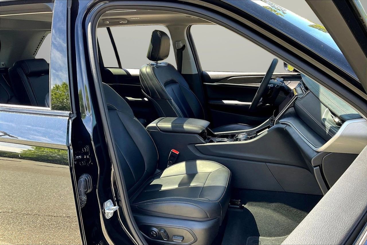 Used 2023 Jeep Grand Cherokee Limited w/ Black Appearance Package image 25