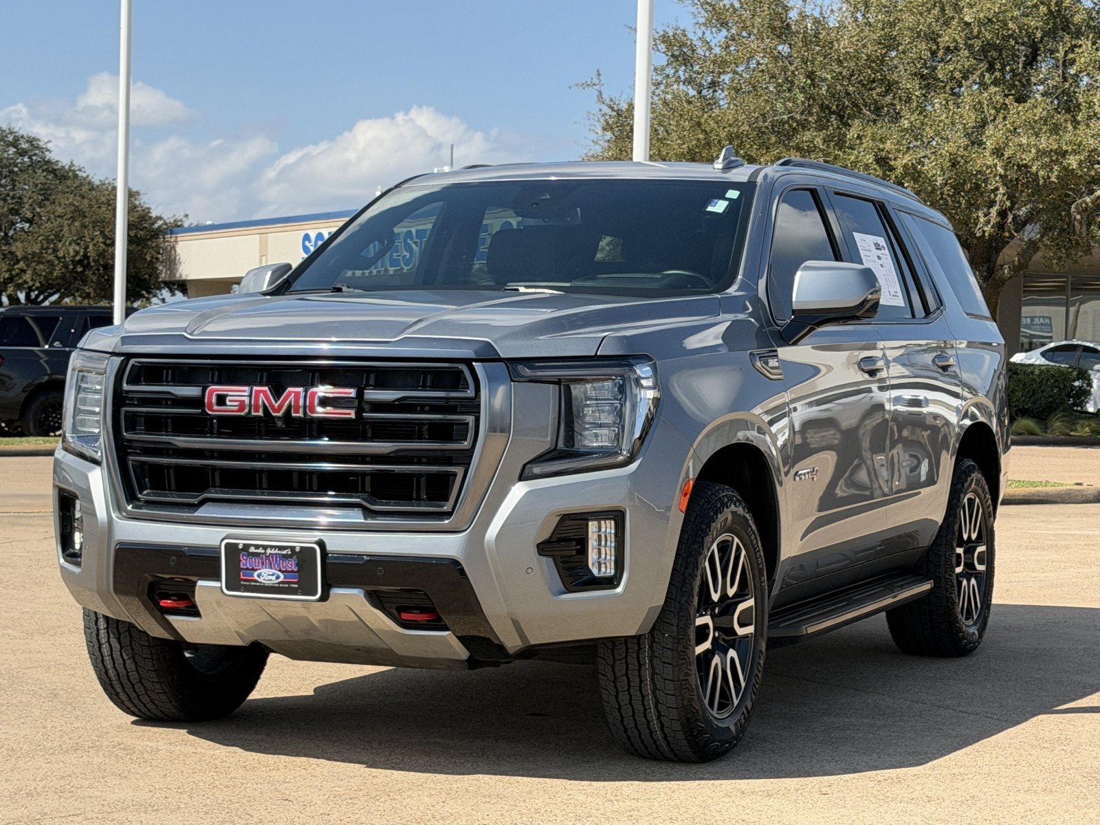 Used 2024 GMC Yukon AT4 w/ Technology Package AWD/4WD image 8