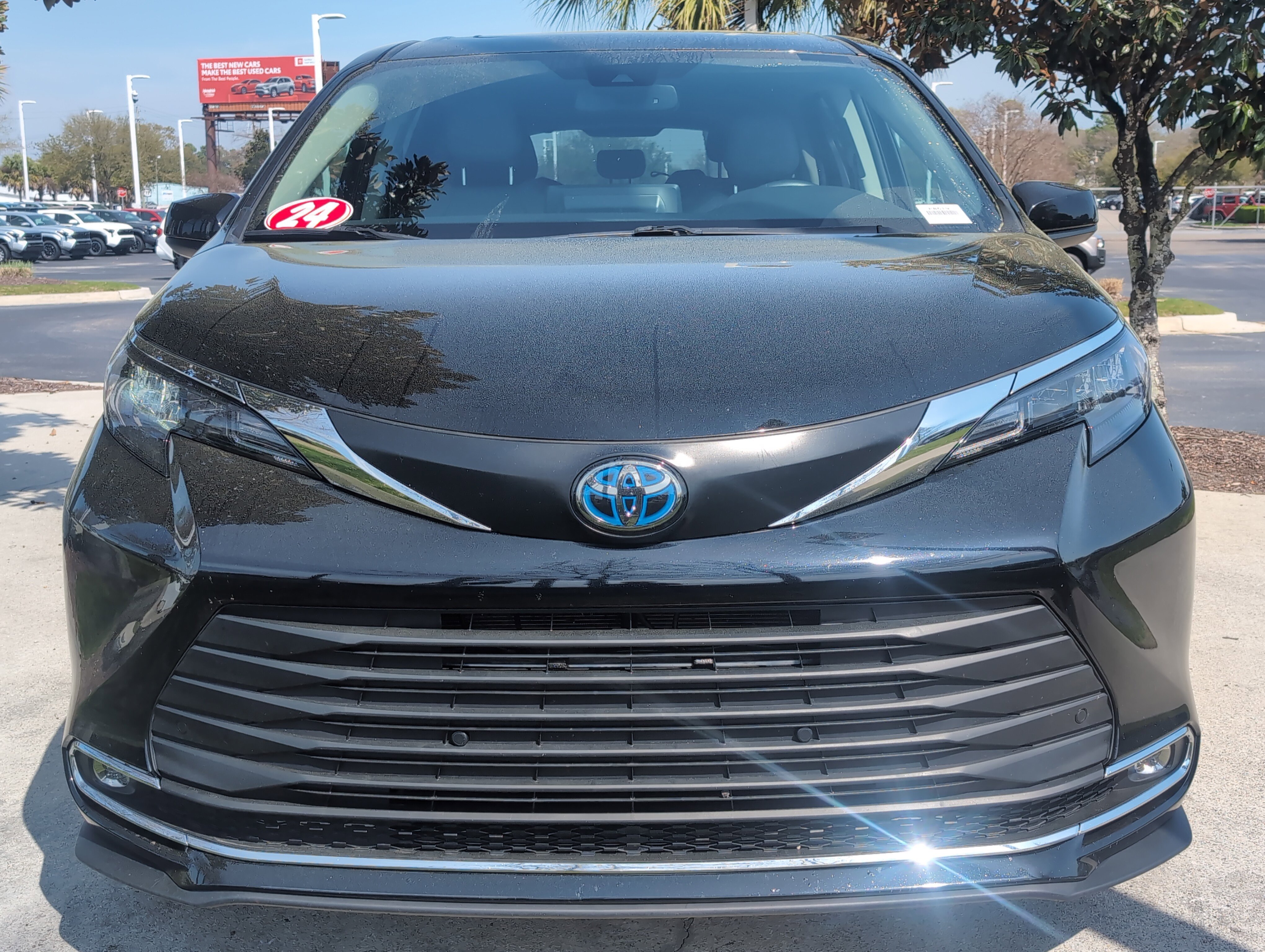 Certified 2024 Toyota Sienna XLE FWD image 3