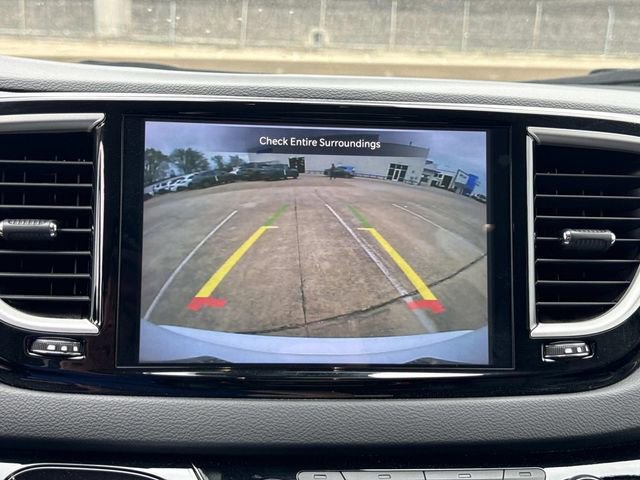 Used 2024 Chrysler Pacifica Touring-L image 18
