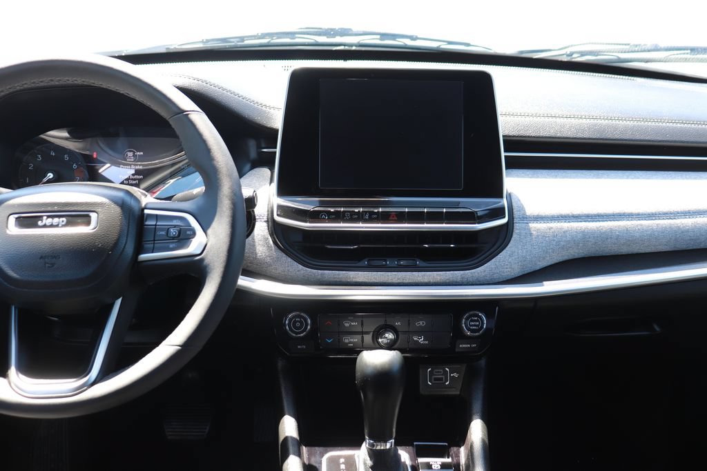 Used 2025 Jeep Compass Latitude AWD/4WD image 16