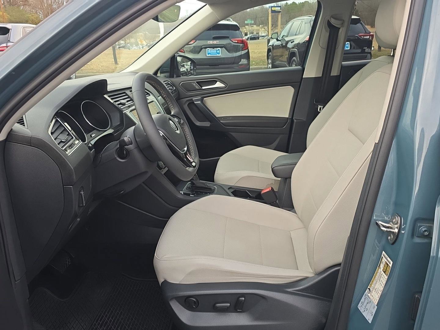 Used 2021 Volkswagen Tiguan SE image 17