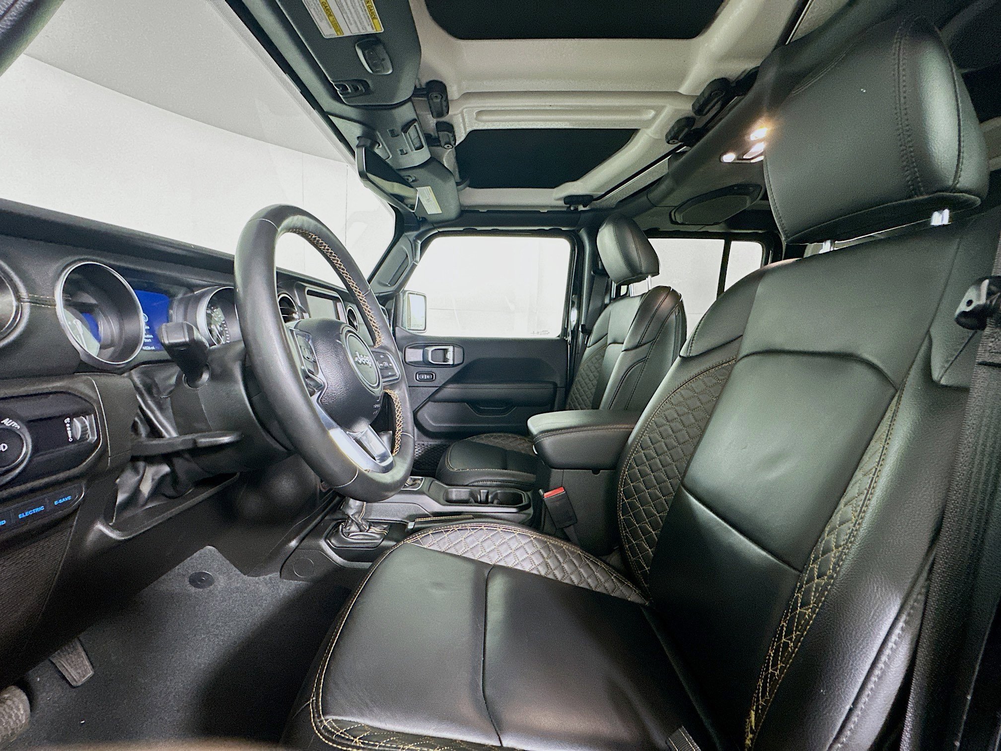 Used 2023 Jeep Wrangler Unlimited Sahara AWD/4WD image 13