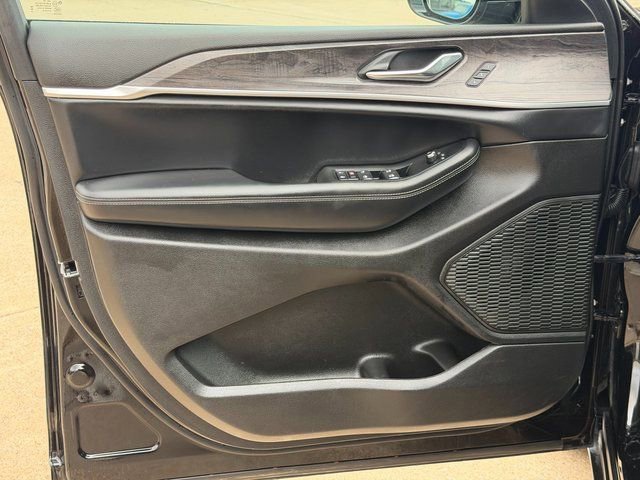 Used 2024 Jeep Grand Cherokee L Limited w/ Luxury Tech Group II AWD/4WD image 21