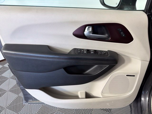 Used 2017 Chrysler Pacifica Limited FWD image 11