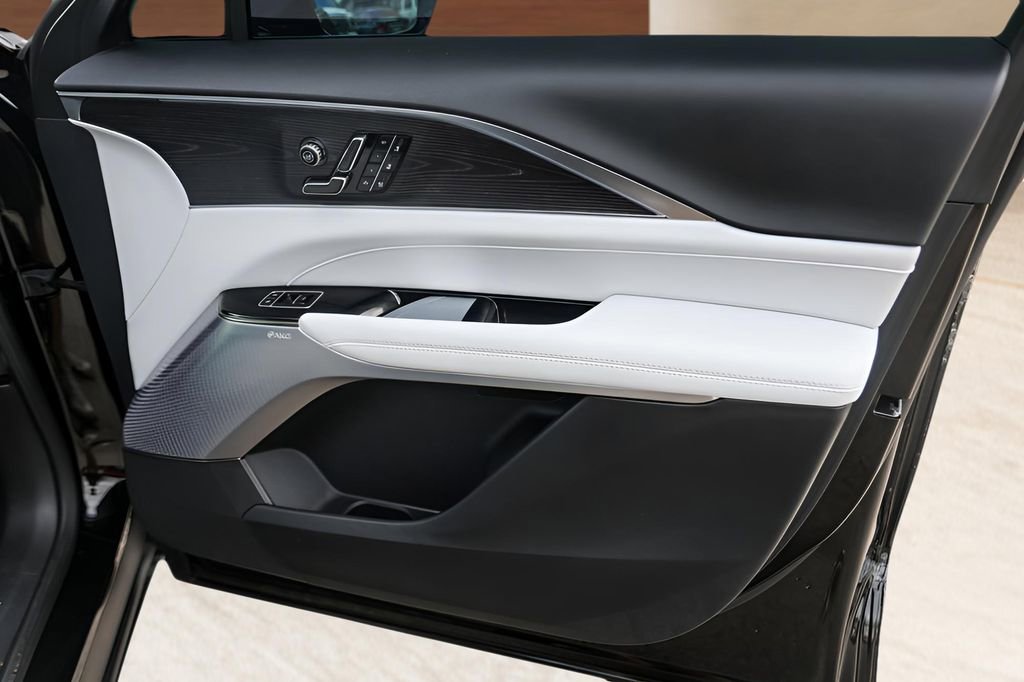 Used 2025 Cadillac Lyriq Luxury RWD image 28