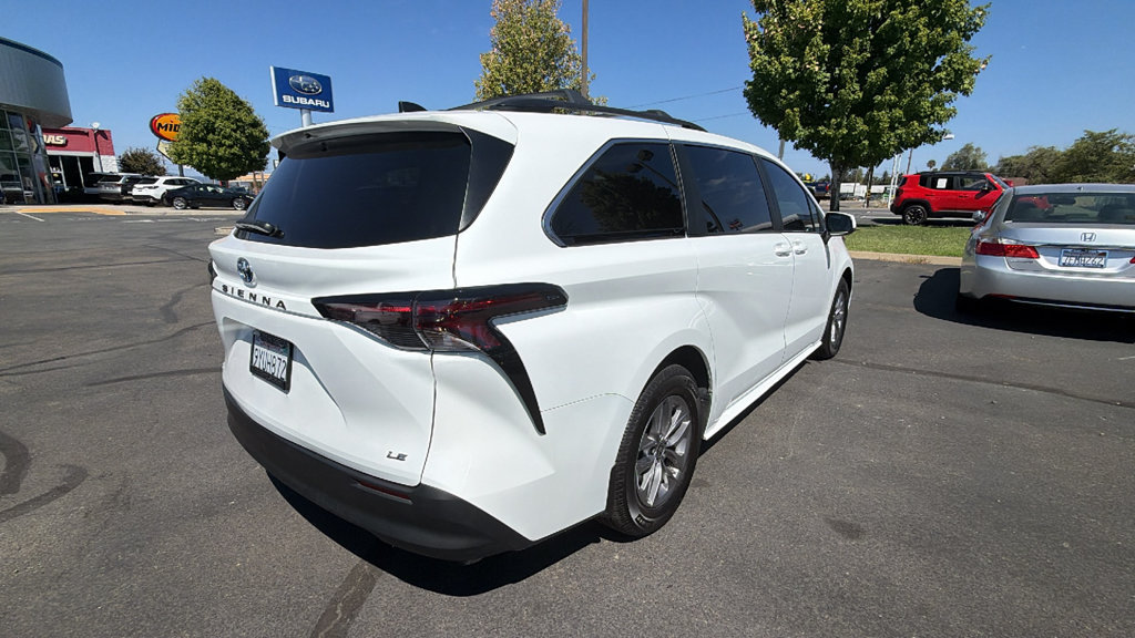 Used 2025 Toyota Sienna LE FWD image 4