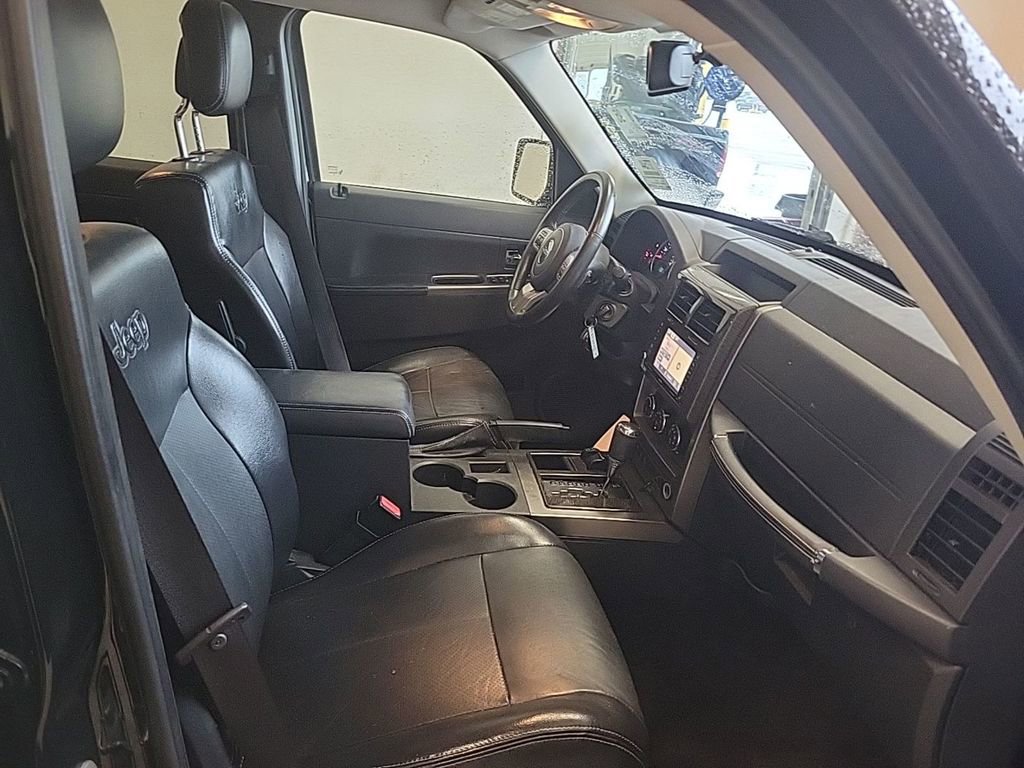 Used 2012 Jeep Liberty Limited Jet w/ Comfort/Convenience Group image 9