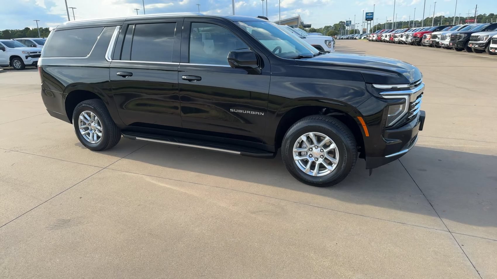 Used 2025 Chevrolet Suburban LT AWD/4WD image 3