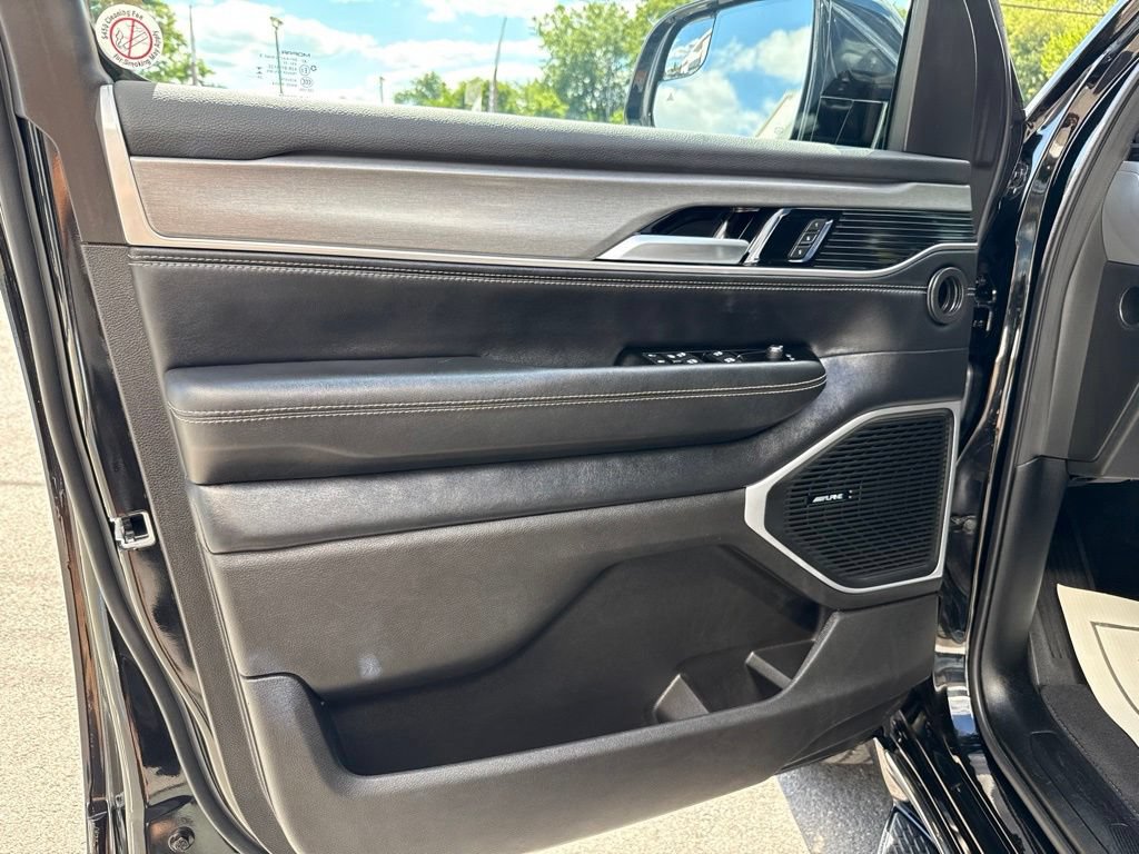 Used 2025 Jeep Wagoneer L Series II AWD/4WD image 18
