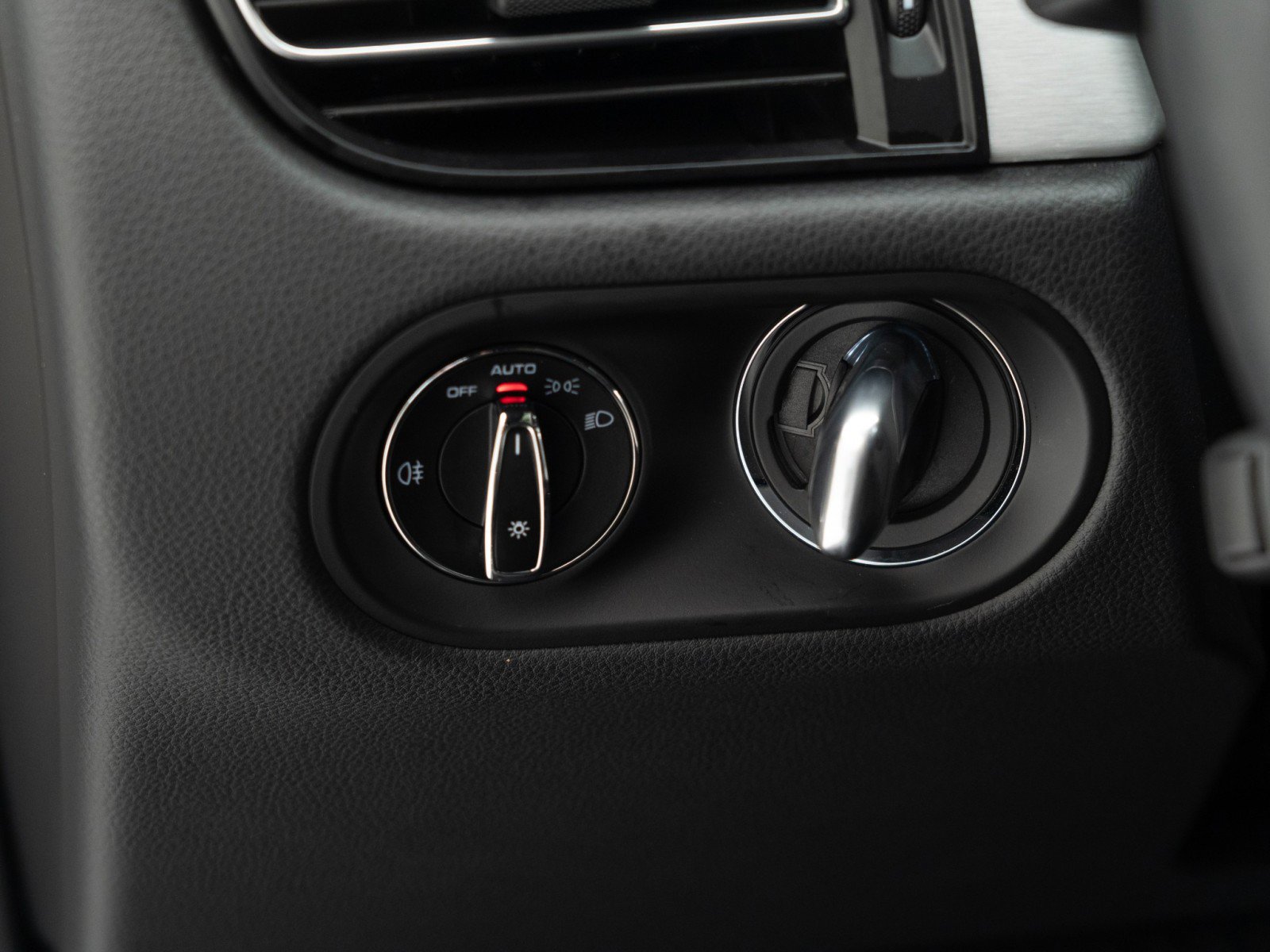 Certified 2025 Porsche Macan image 28