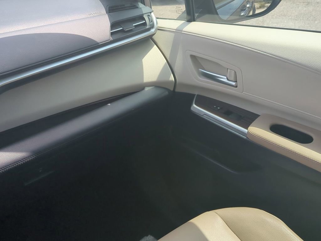 Used 2021 Toyota Sienna XLE FWD image 21
