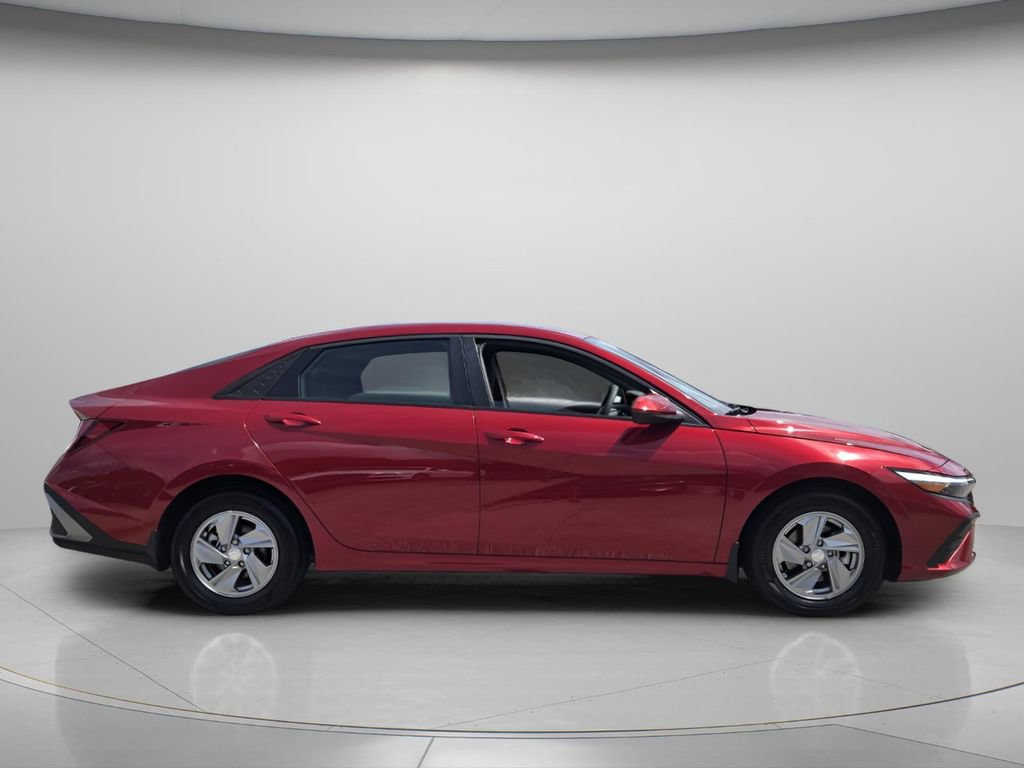 Used 2026 Hyundai Elantra SE FWD image 4