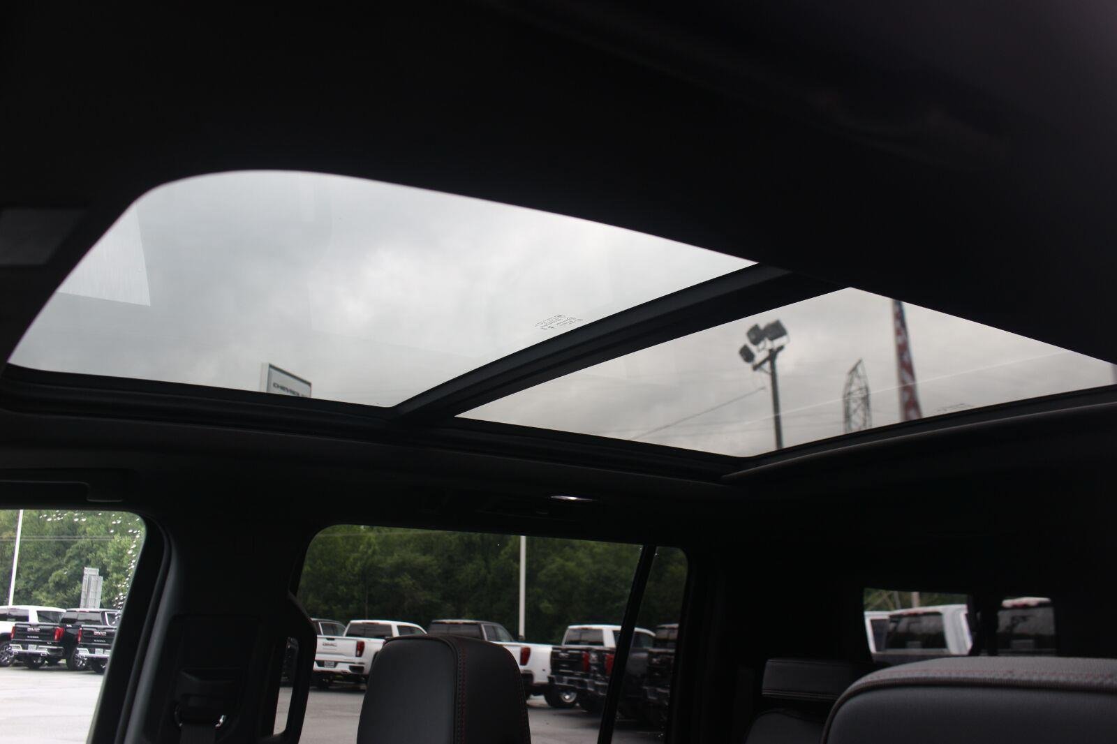 Used 2025 Chevrolet Suburban RST w/ RST Capability Package AWD/4WD image 32