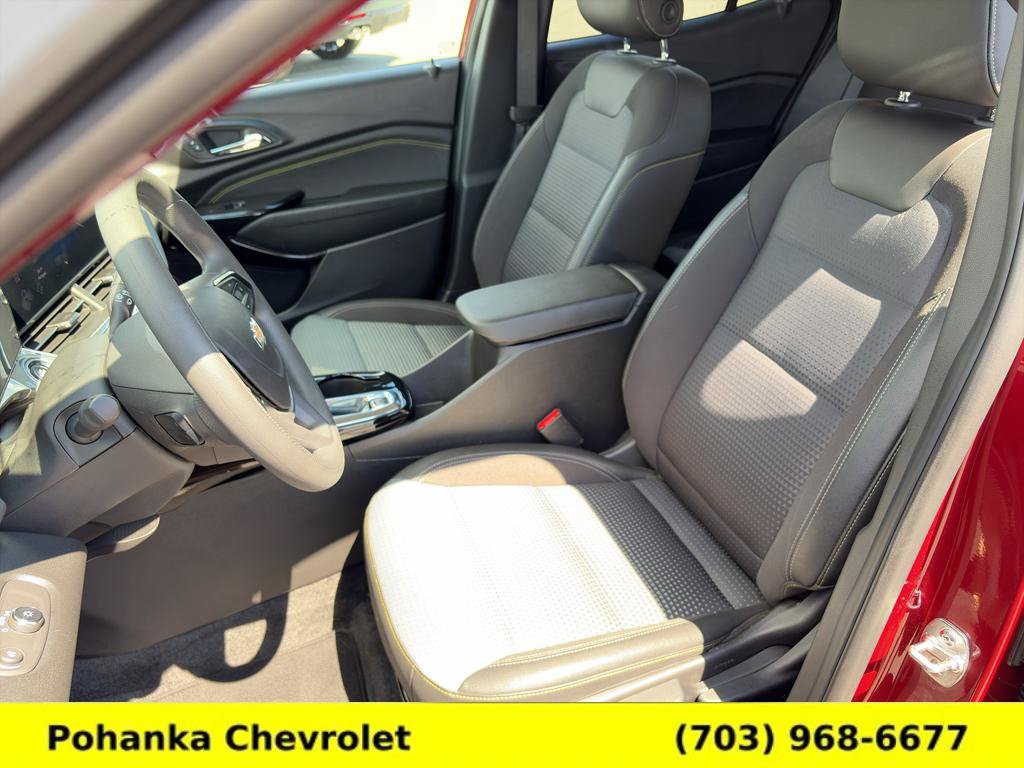 Used 2025 Chevrolet Trax LT FWD image 24